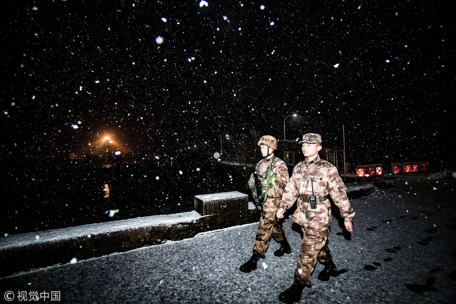 新兵巡逻遇春雪 风中“白”了头