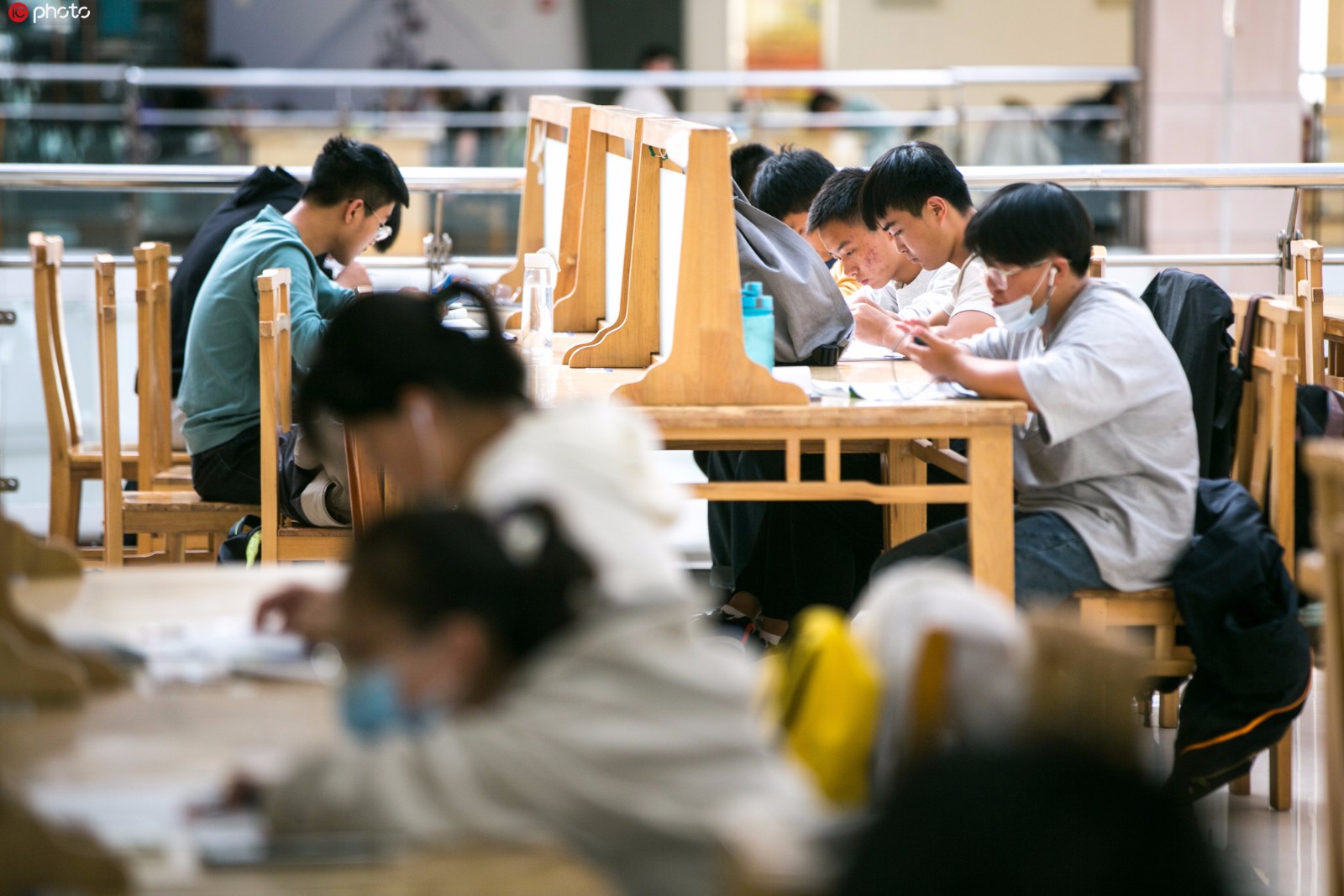 座无虚席!假期大学生图书馆加班自习