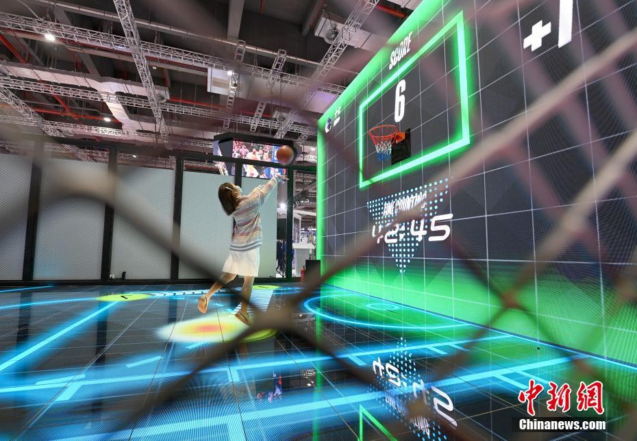 观众在展区体验互动游戏.