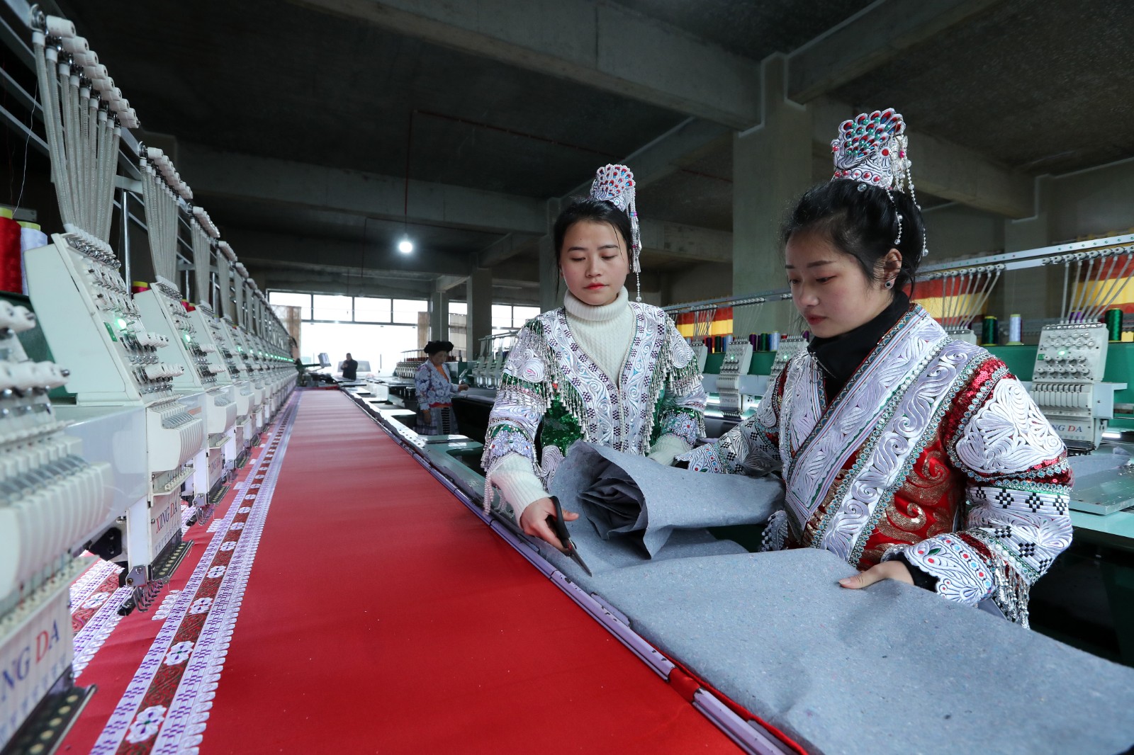 贵州黔西:苗寨车间赶制服饰迎新年