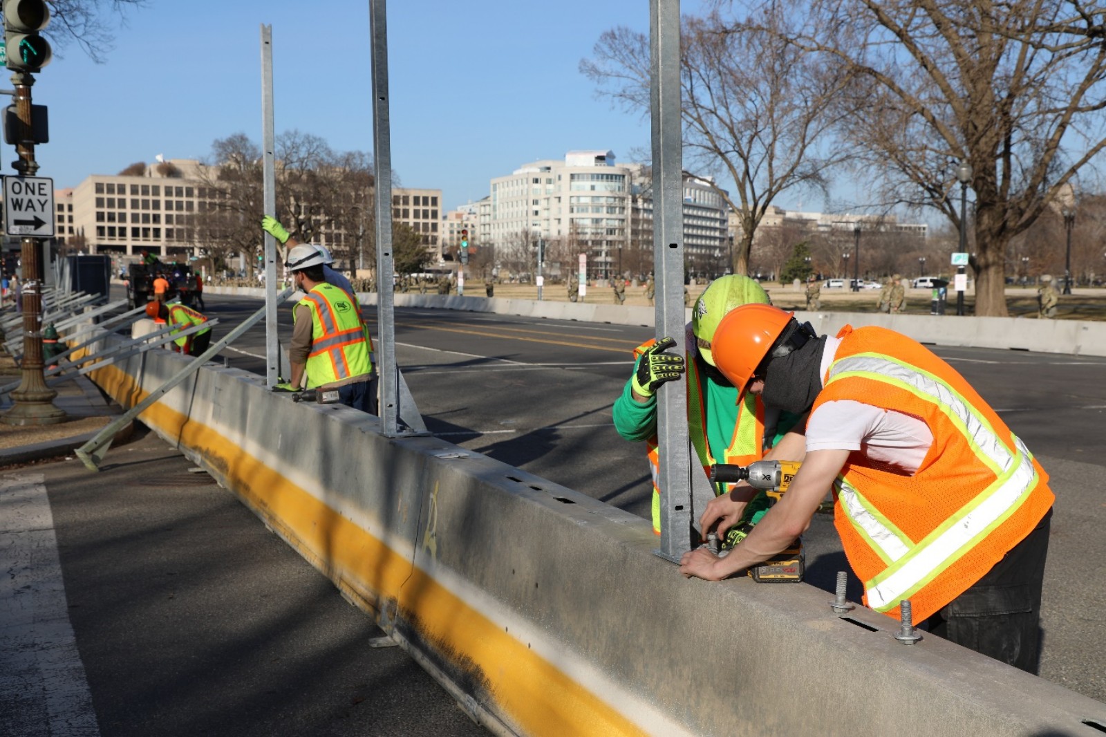 美国首都华盛顿加强安保,国民警卫队重兵防守国会山