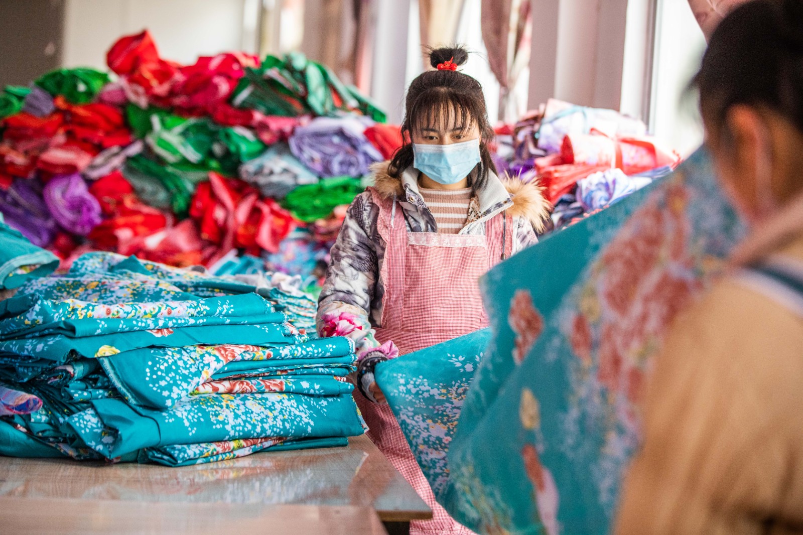 【中国的脱贫智慧】贵州毕节:"打工妹"回乡织就幸福梦