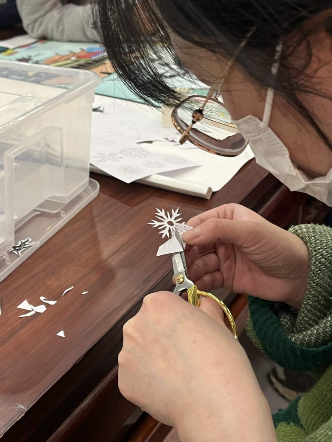 中国艺术剪纸协会会长卢雪与中学生共剪“未来”迎冬奥