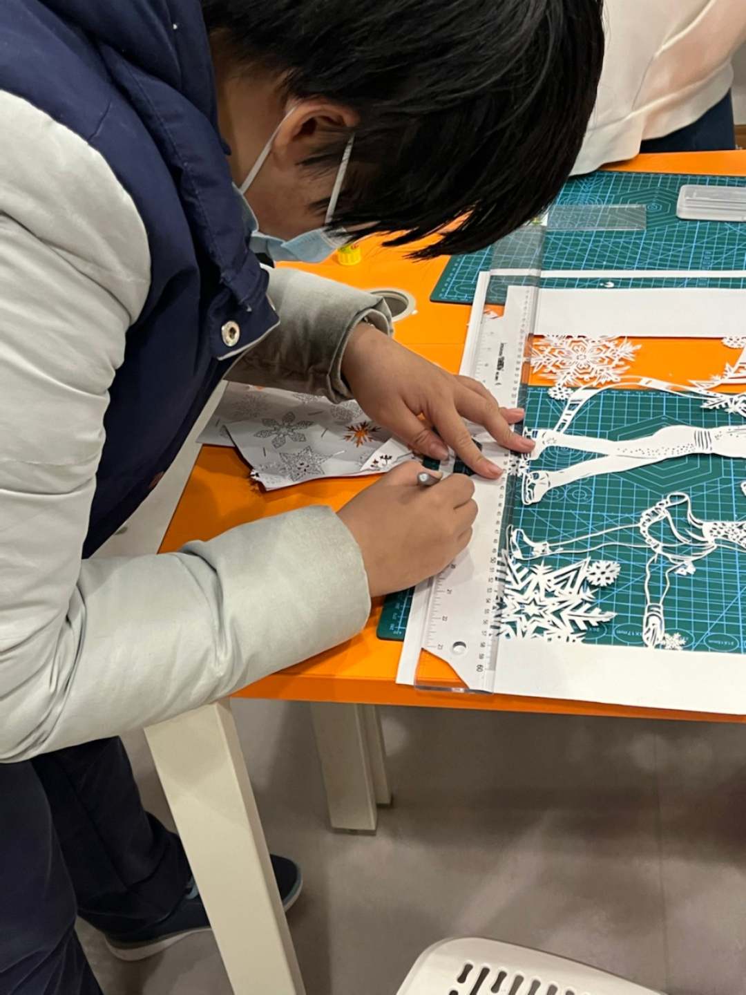 中国艺术剪纸协会会长卢雪与中学生共剪“未来”迎冬奥
