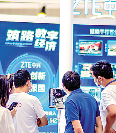 观众在2022中国新媒体技术展上体验新技术。刘 卓摄（人民视觉）