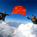 特战队员4000米高空展开国旗祝福祖国_人民日报