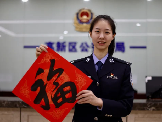 挡刀女孩”崔译文，有了新身份！_人民日报