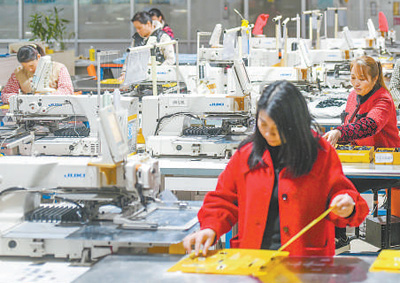 坚守岗位作贡献 凝心聚力共奋进(锦绣中国年)