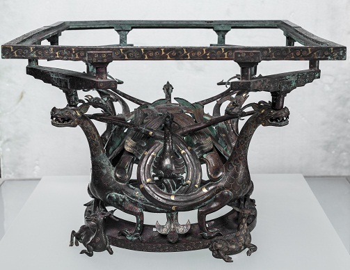 河北博物院展出十大珍宝文物之一错金银四龙四凤铜方案座