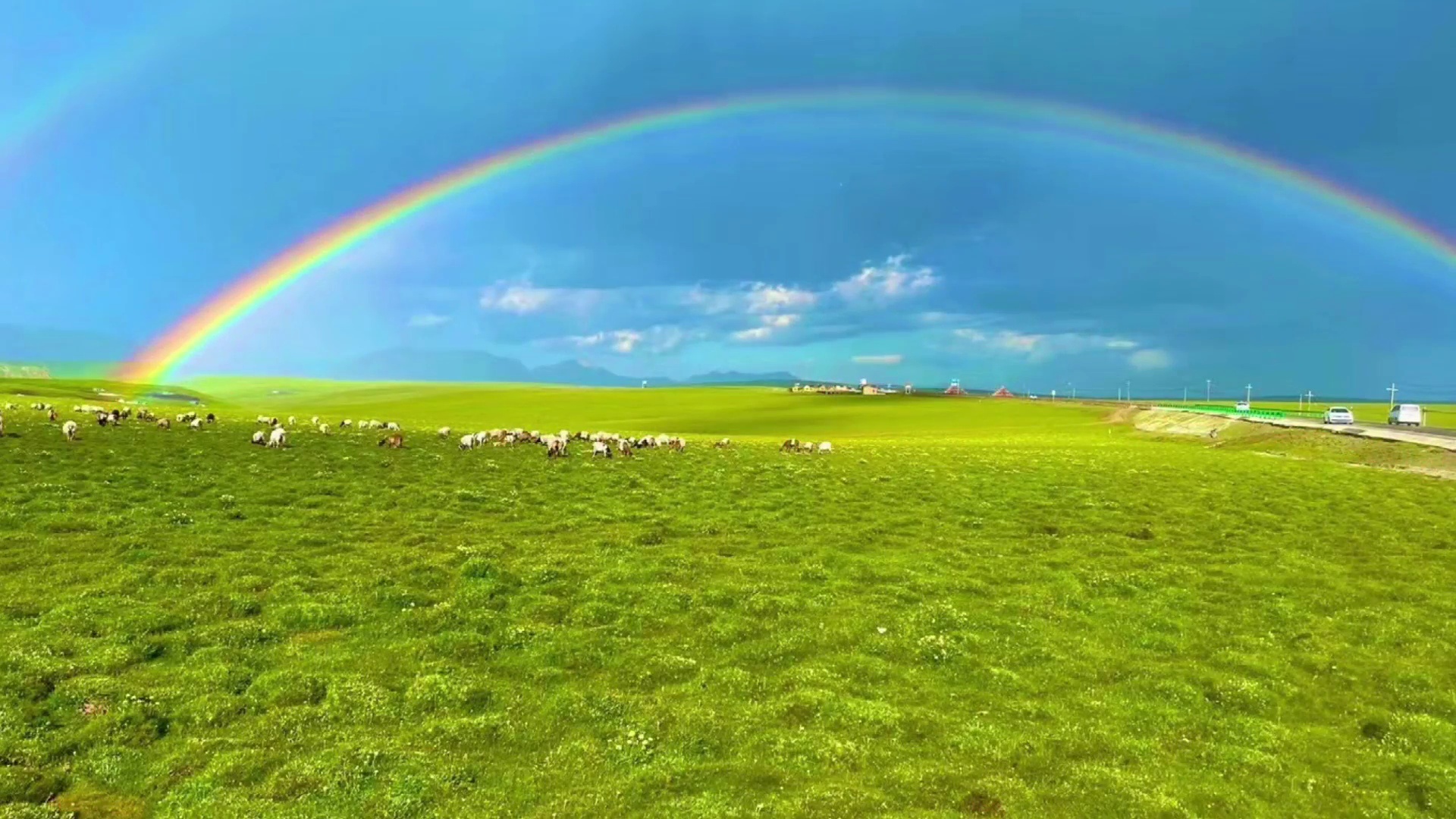 雨后的美仁草原惊现双彩虹的奇观