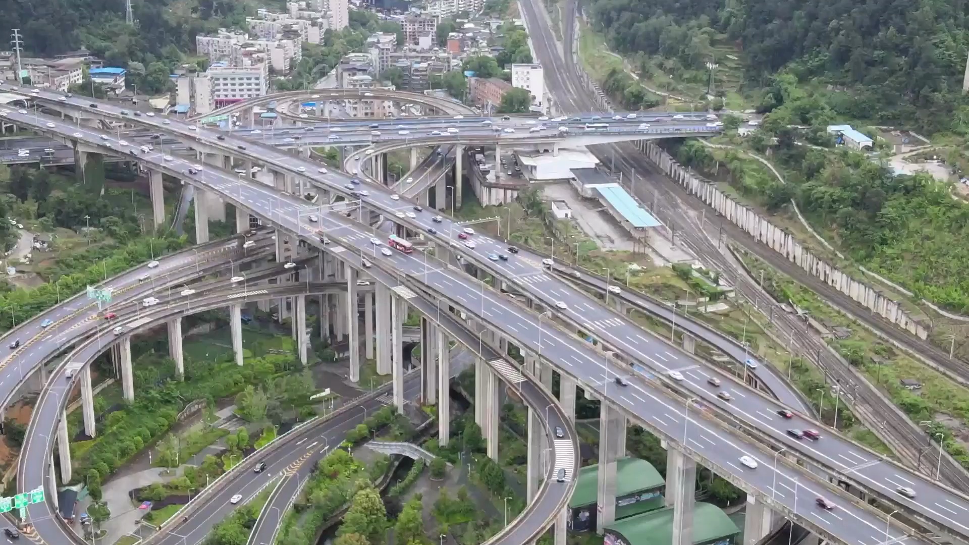 航拍贵州最复杂8d魔幻立交桥11条匝道5层立体交叉堪比过山车