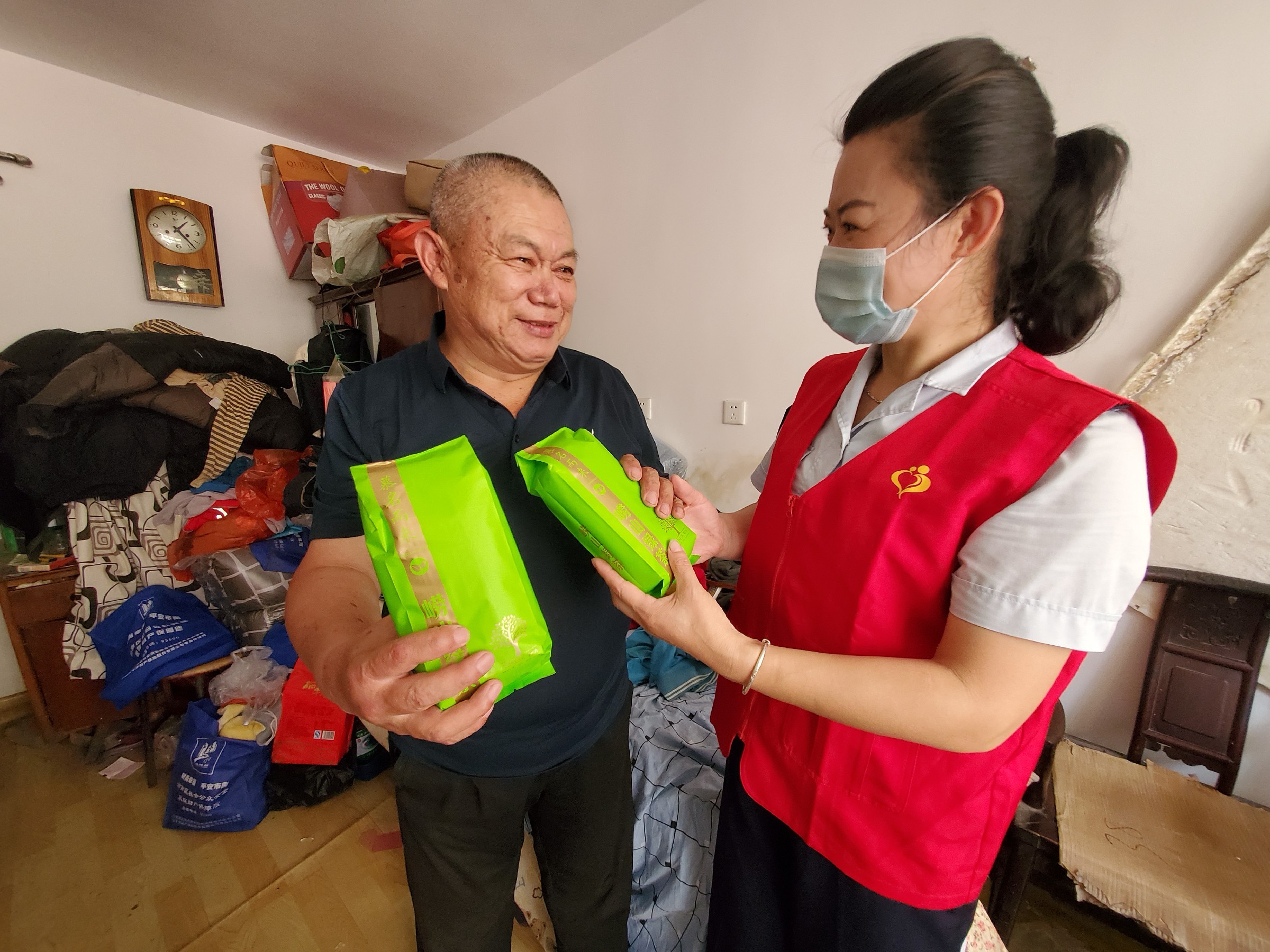 【志愿青岛】炎炎夏日,看志愿者如何给空巢老人送清凉!
