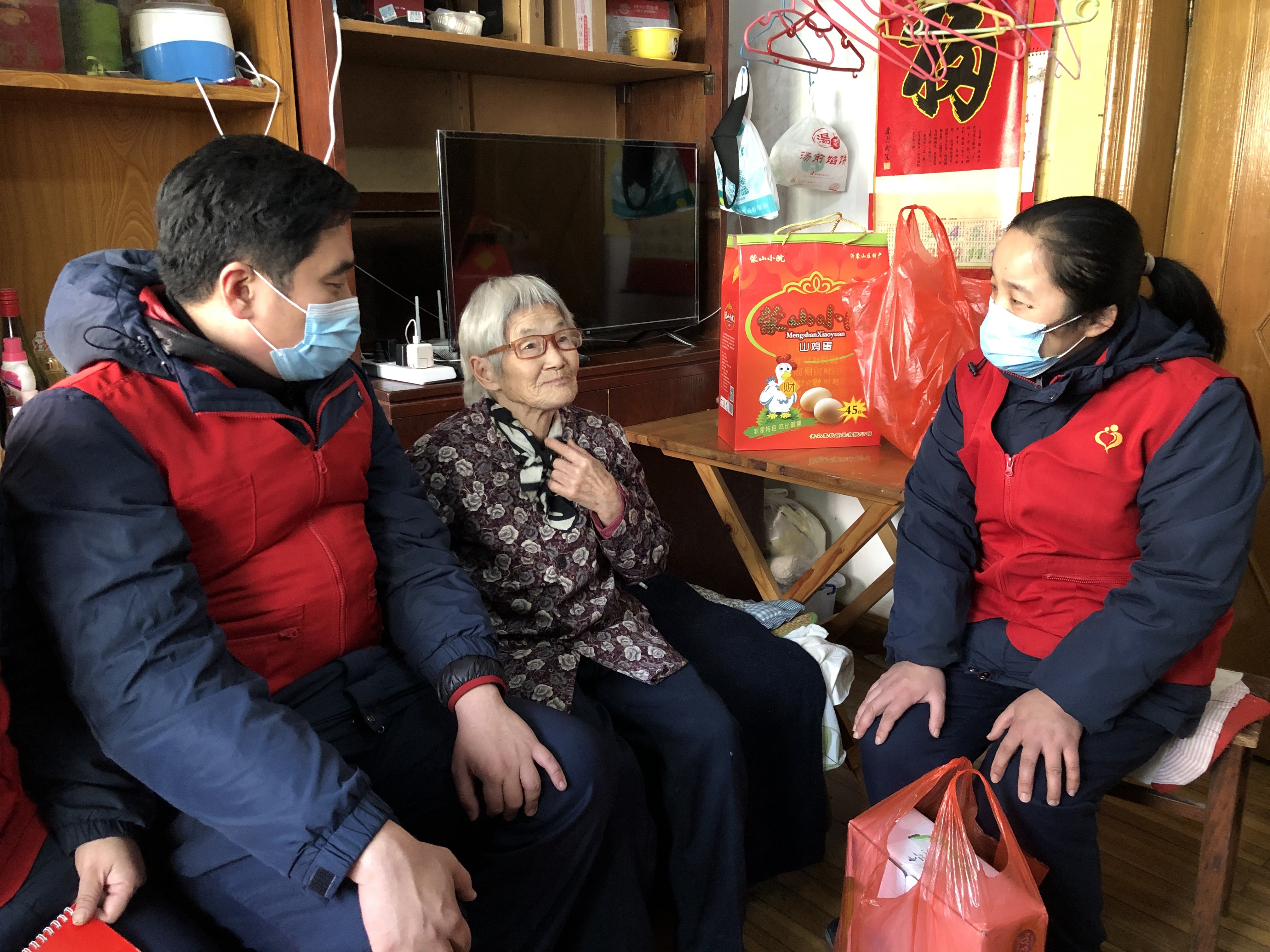 【志愿青岛】情牵"空巢老人" 公交志愿者结对帮扶