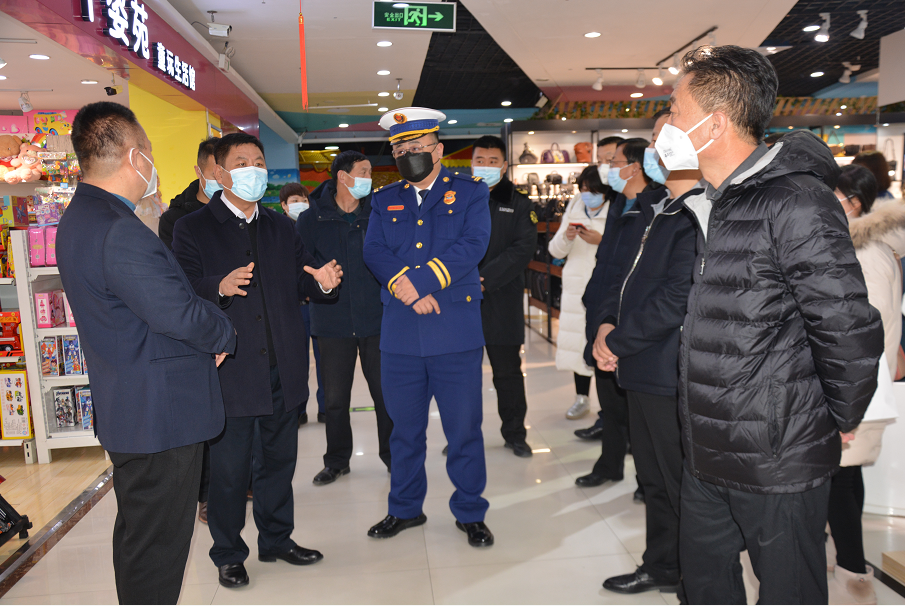 2月8日上午,河北围场县委常委,常务副县长吕宝俭节前带队检查安全生产