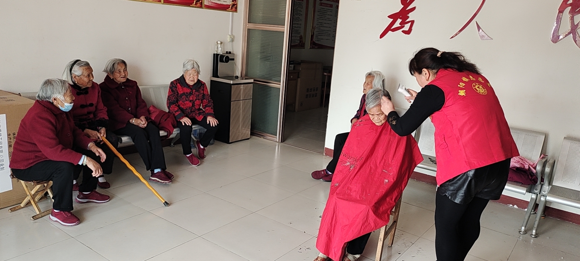 学党史办实事丨孟津朝阳镇师庄社区党员为老人义务理发