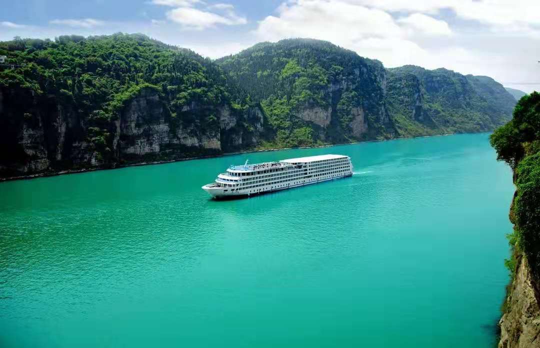 乘游船度假赏壮美三峡