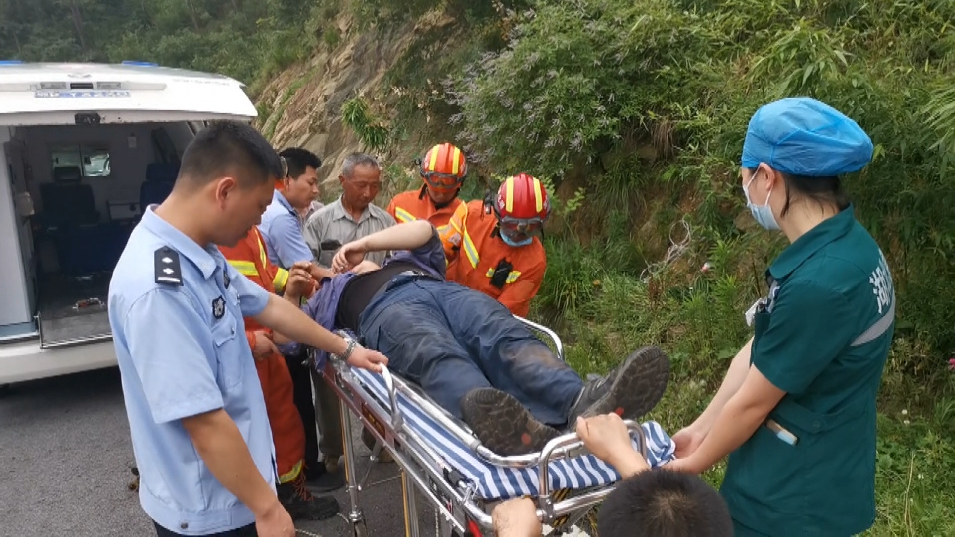湖北大悟工人摔下半山腰消防紧急营救