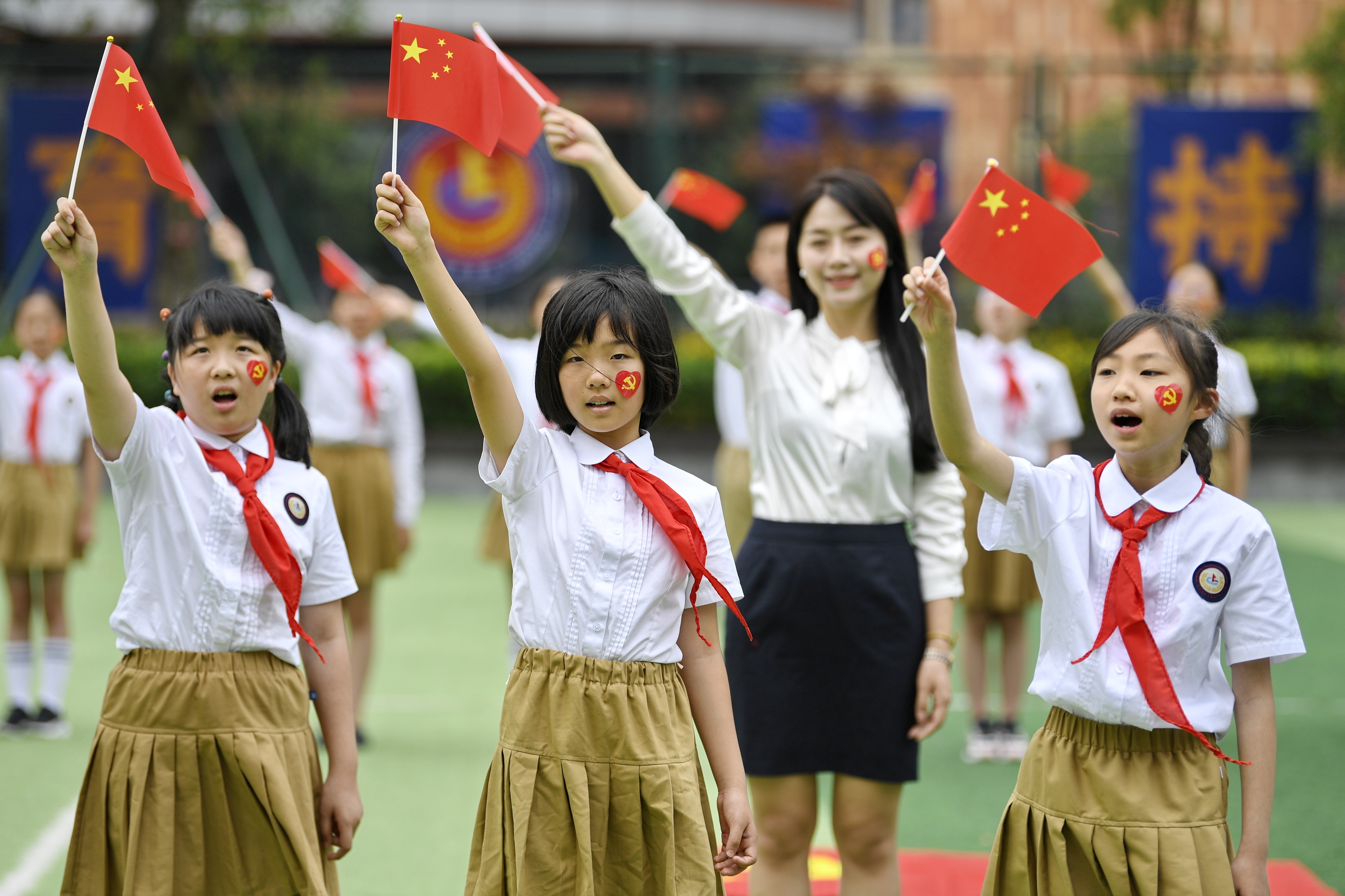 童声惊艳! 成都这所学校小学生mv《唱支山歌给党听》献礼党的生日 _人