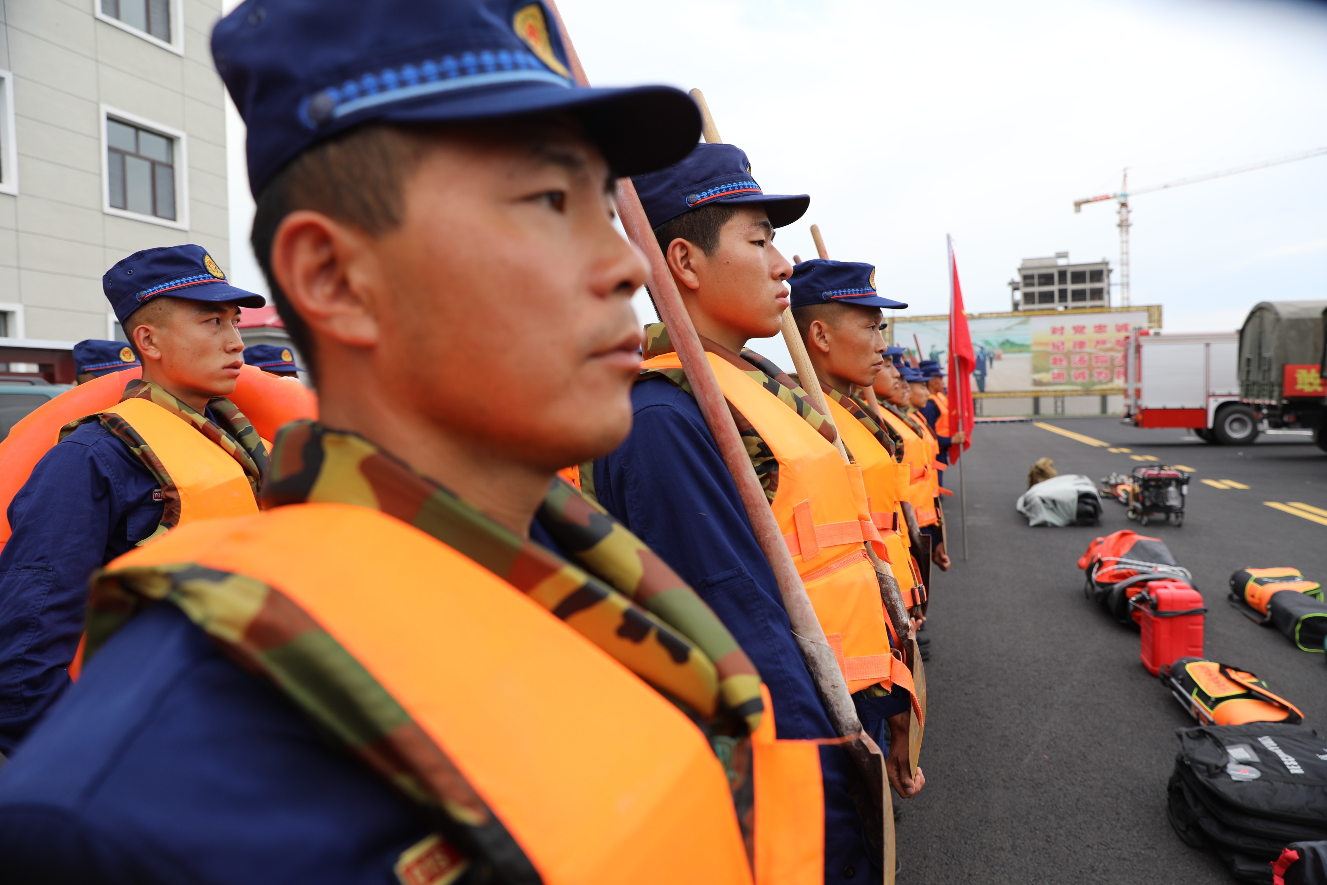 通辽市森林消防支队调集80名指战员赴库伦旗前置备勤任务