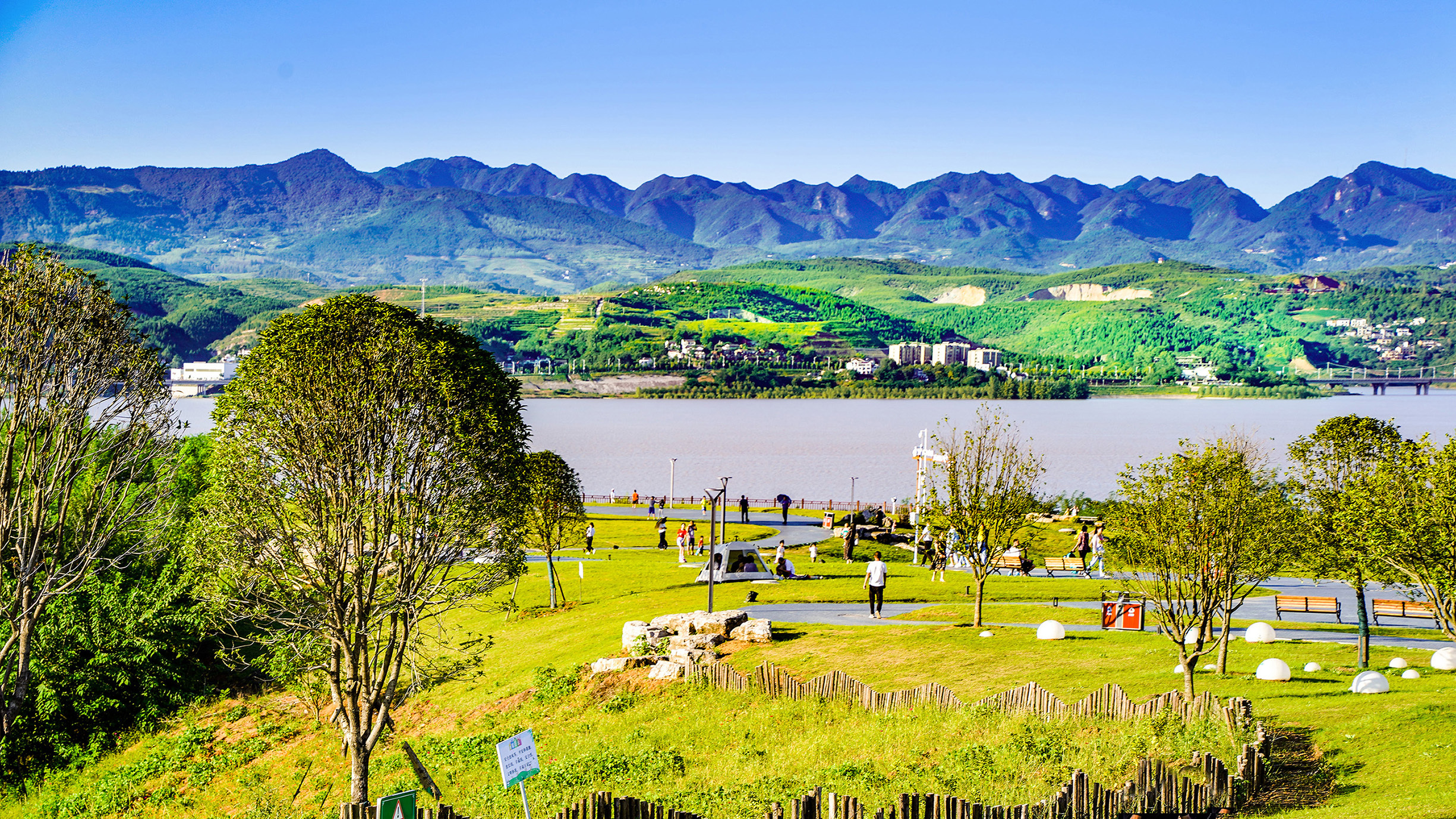 记者了解到,同心广场是中华水园的一景,该主题公园位于郧阳区天马大道