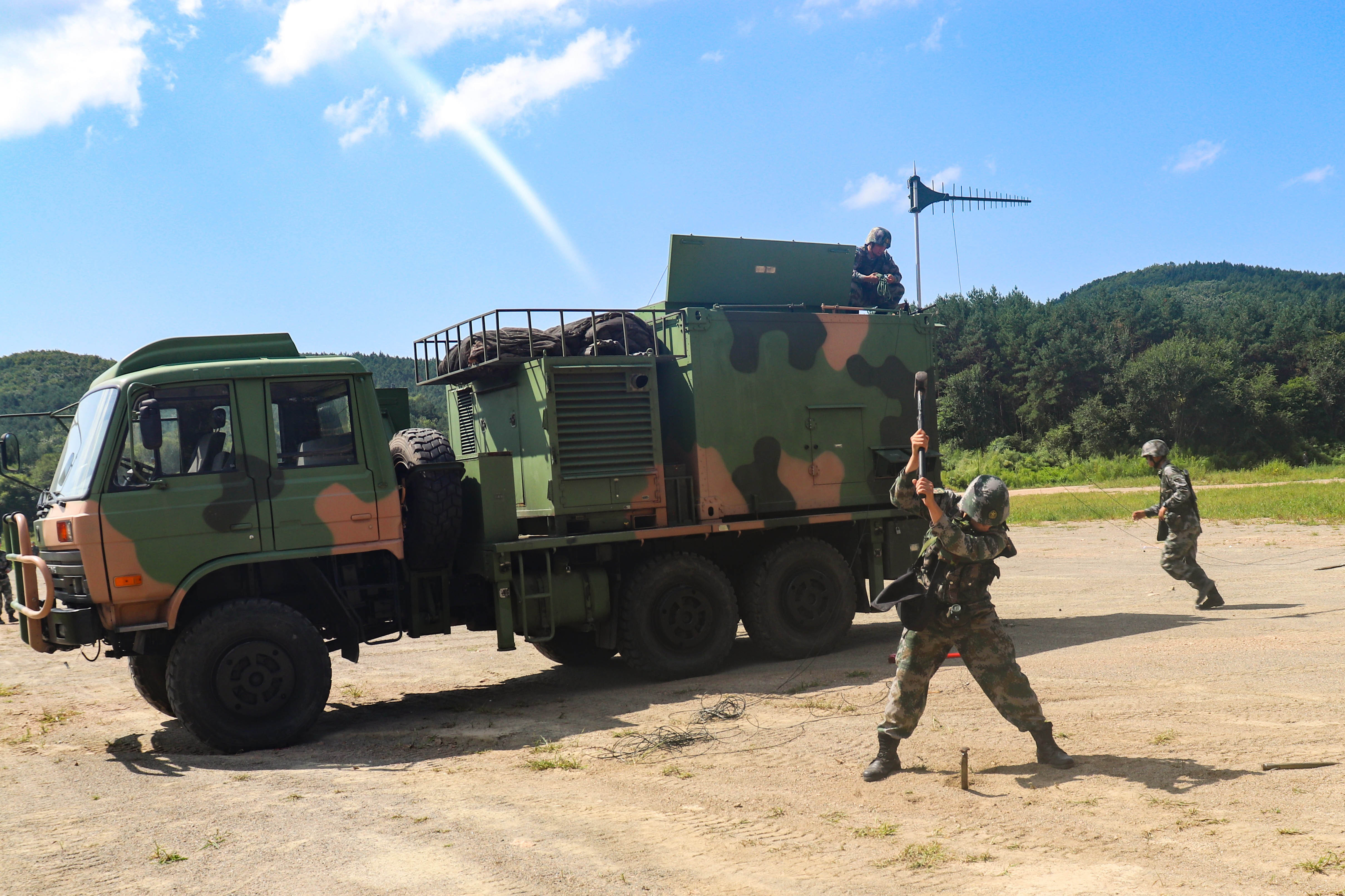 "101,101,104发现一可疑通信信号,是否进行干扰,请指示!""立即干扰!