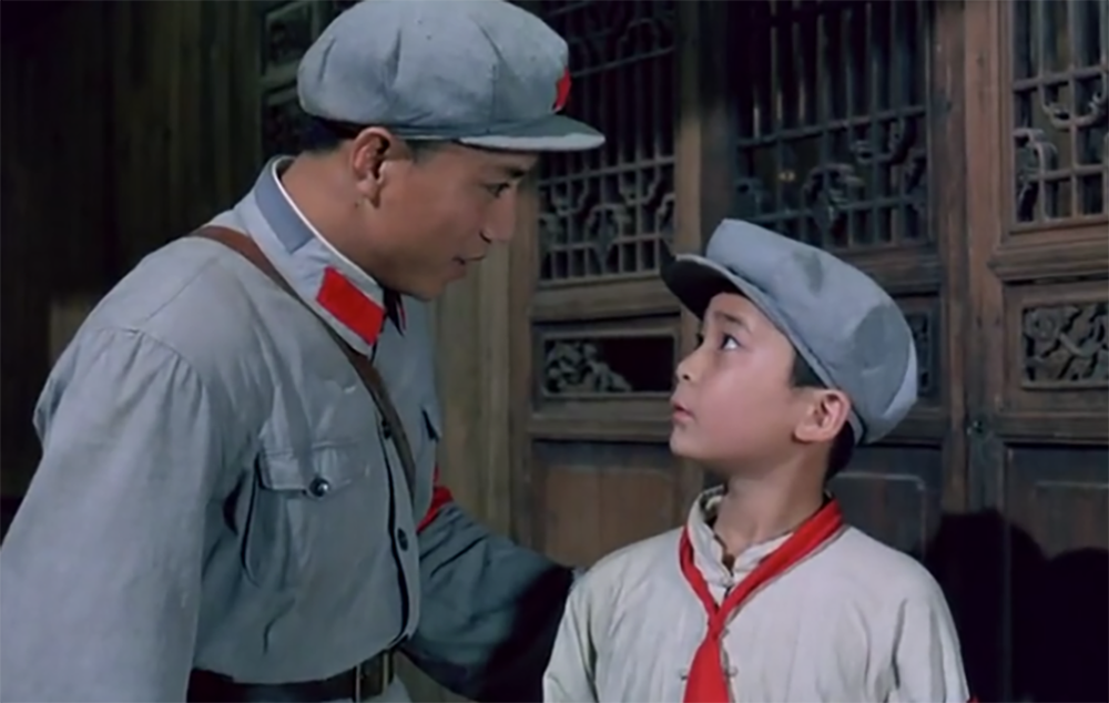 "红星闪闪放光彩,红星闪闪暖胸怀……"在观影中,当听到这震撼人心的