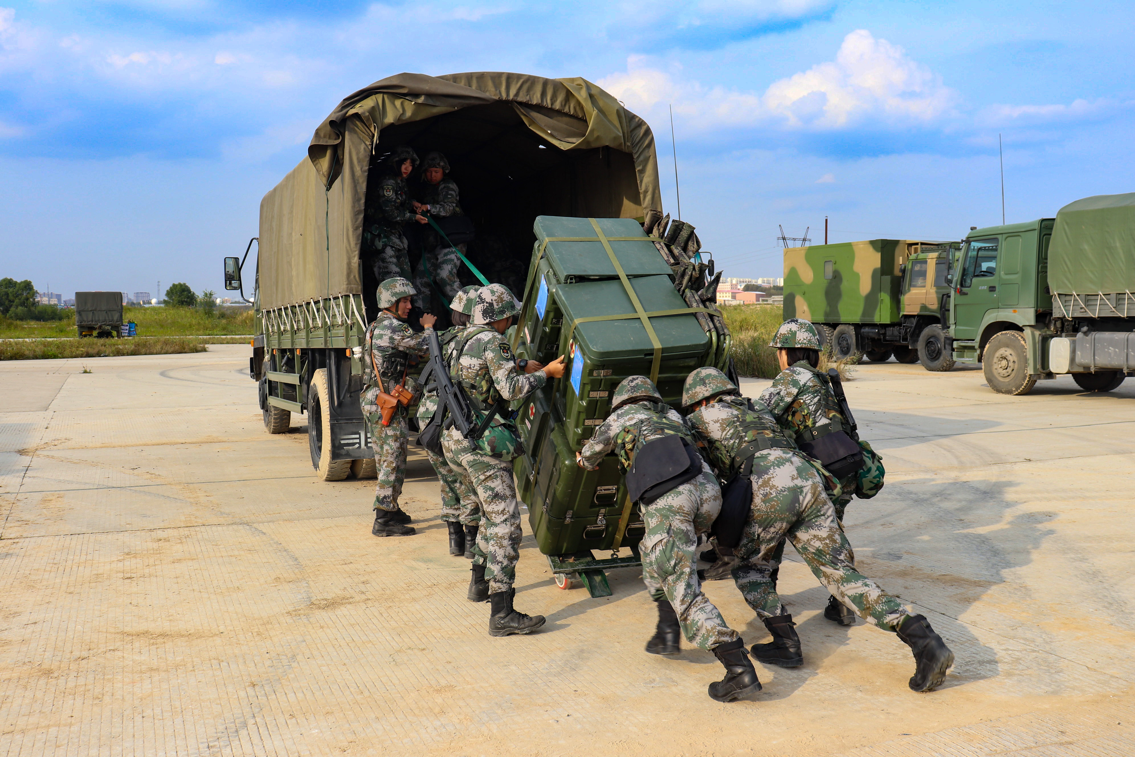 "8月20日,78集团军某合成旅一场实战化条件下的卫勤保障演练在野外驻