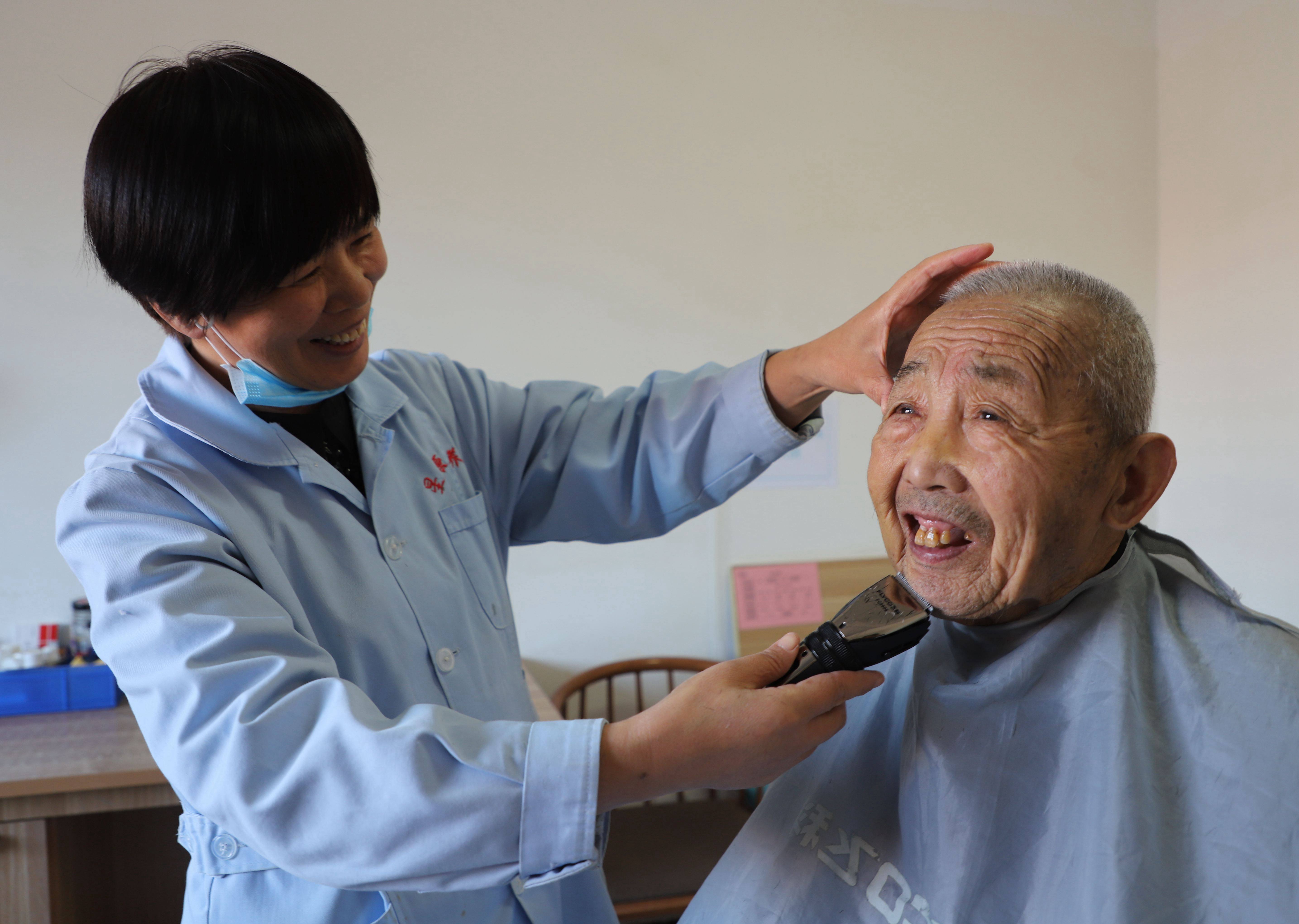 河北临西养老院女护工失能老人的幸福拐杖