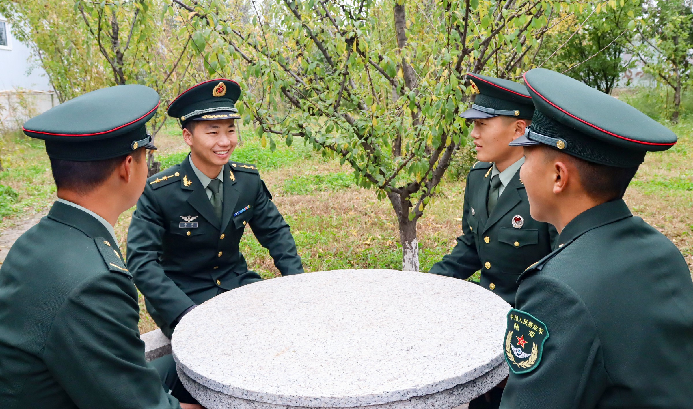 官兵友愛軍營裡最美的風景