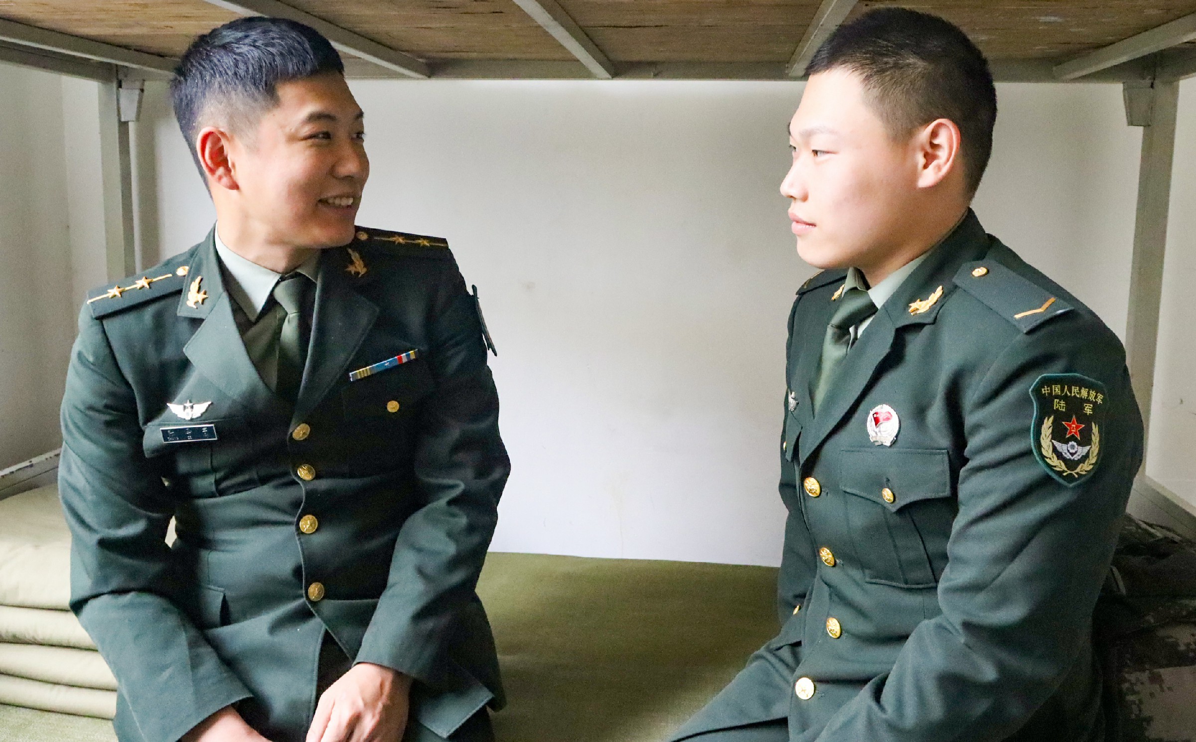官兵友爱军营里最美的风景