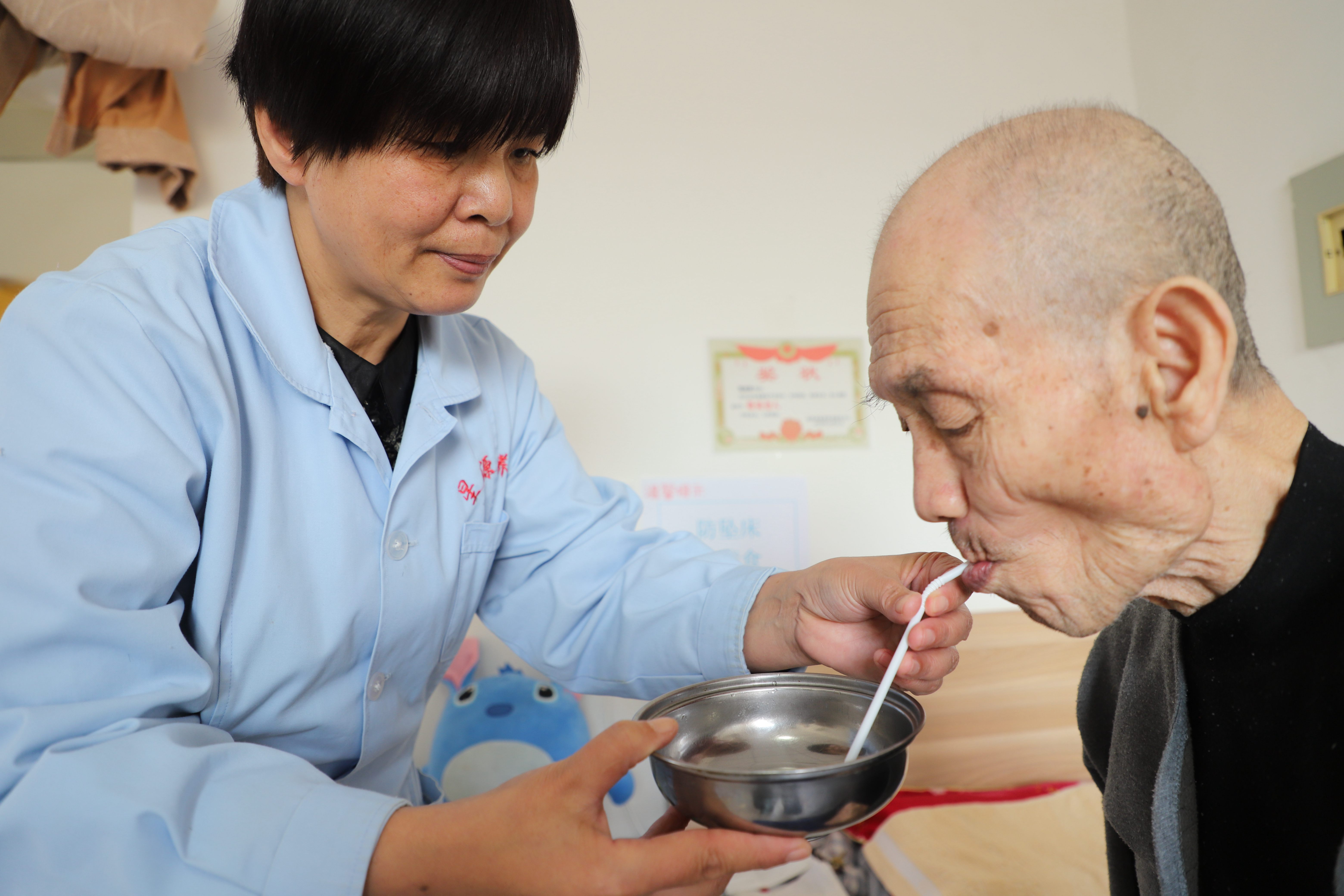 河北临西养老院女护工失能老人的幸福拐杖