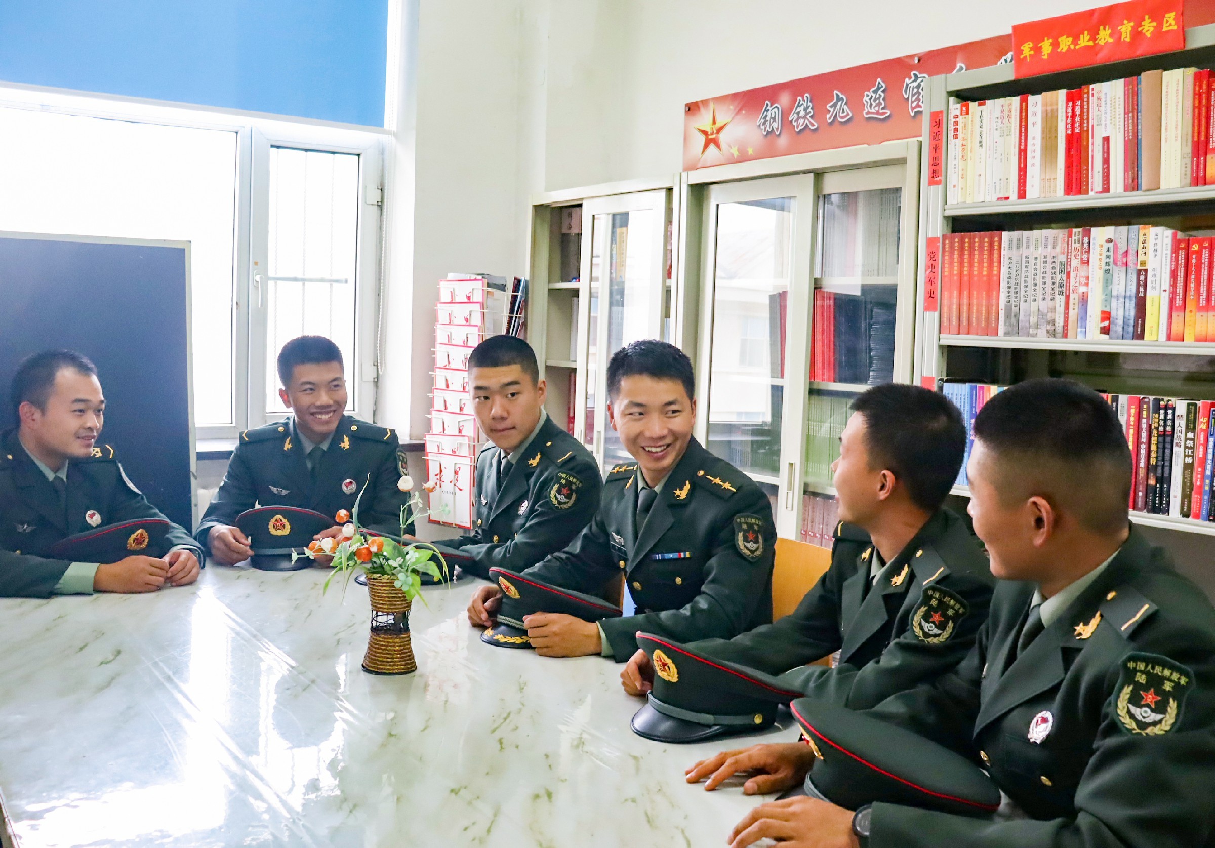 官兵友爱军营里最美的风景