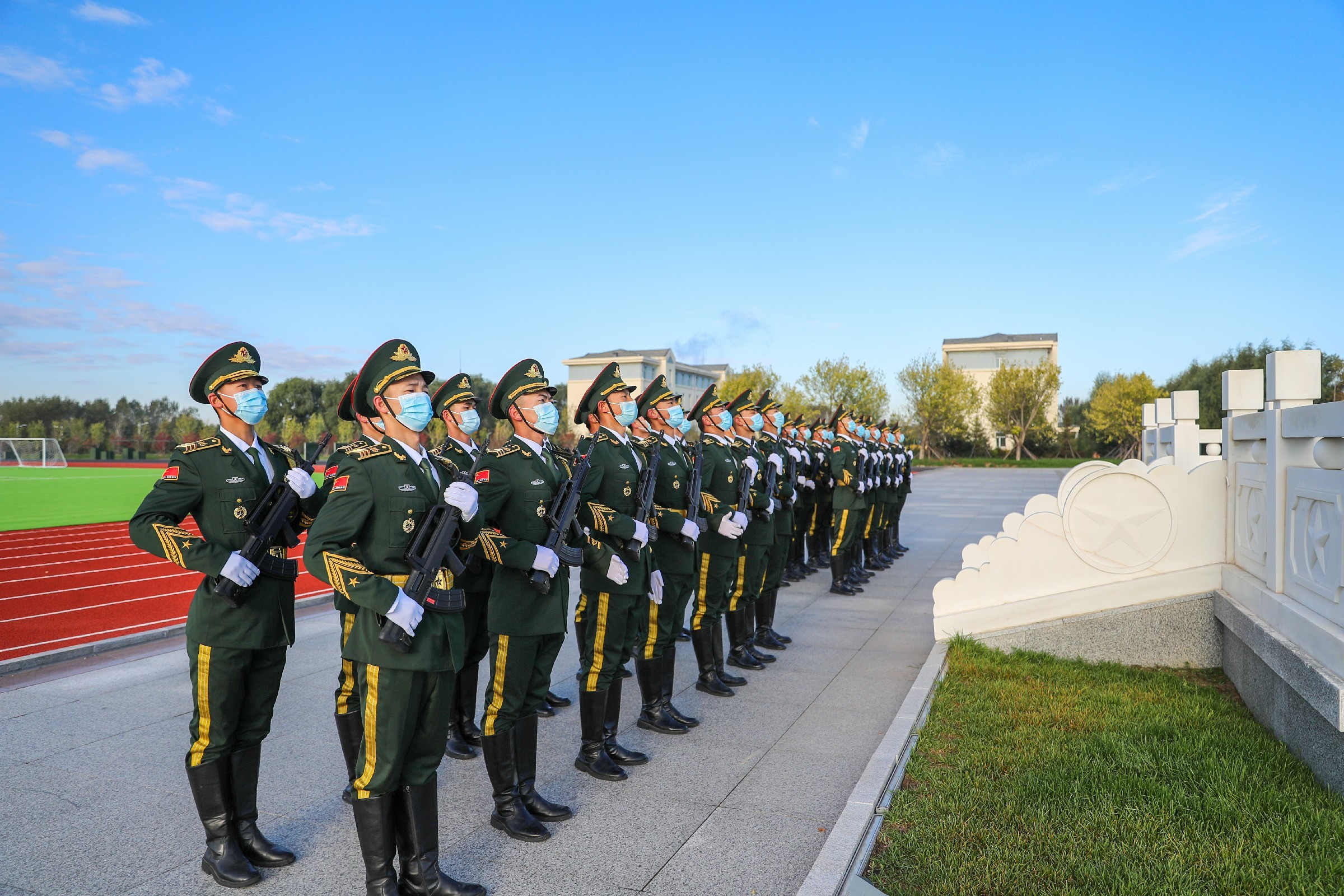 上午7时,晨曦初露,护旗队员迈着铿锵的步伐,护卫国旗步入升旗台.