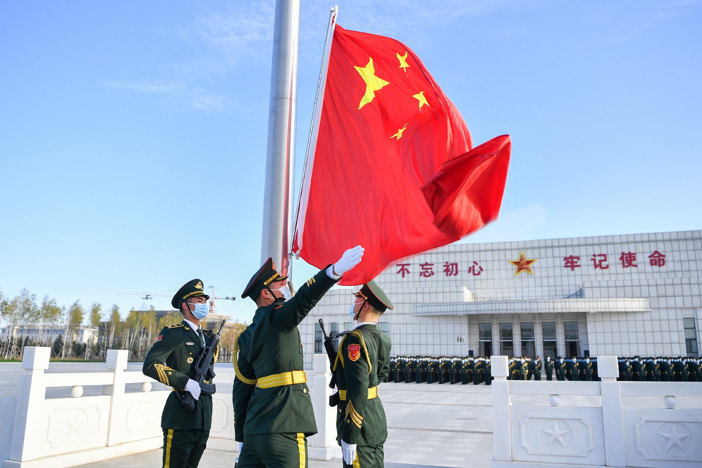 升国旗奏国歌共迎国庆日