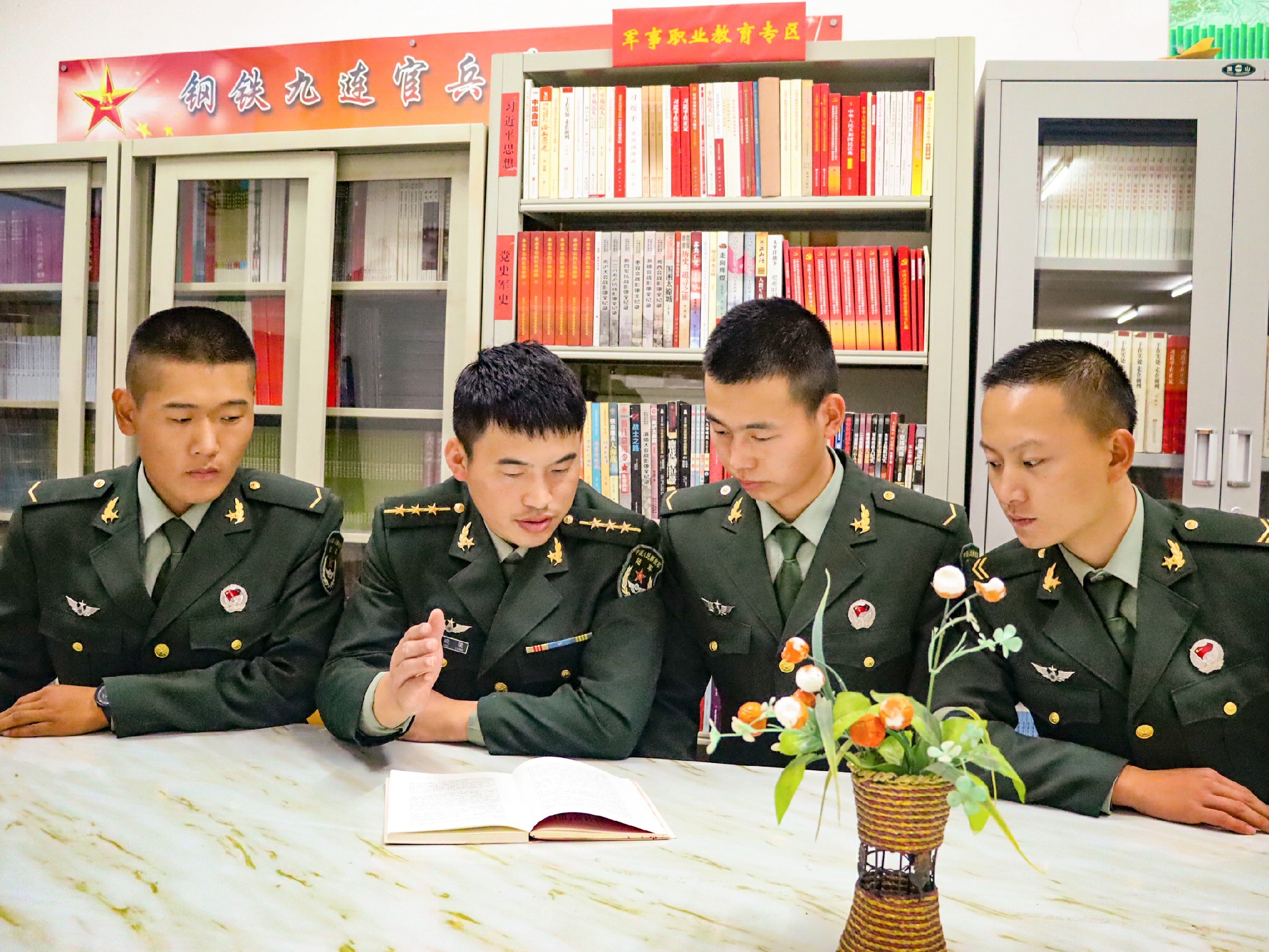 官兵友爱军营里最美的风景