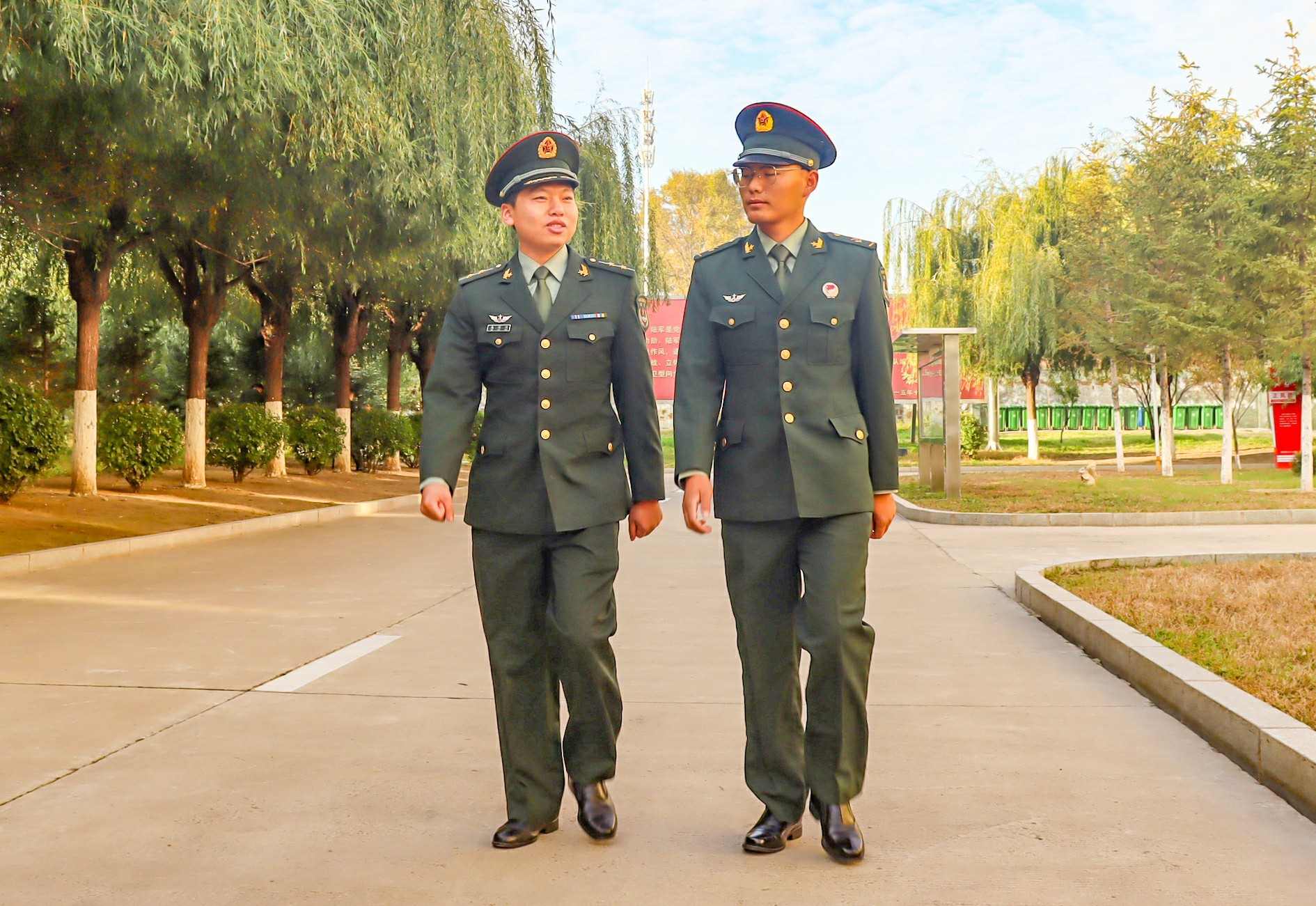 官兵友爱 军营里最美的风景_人民号