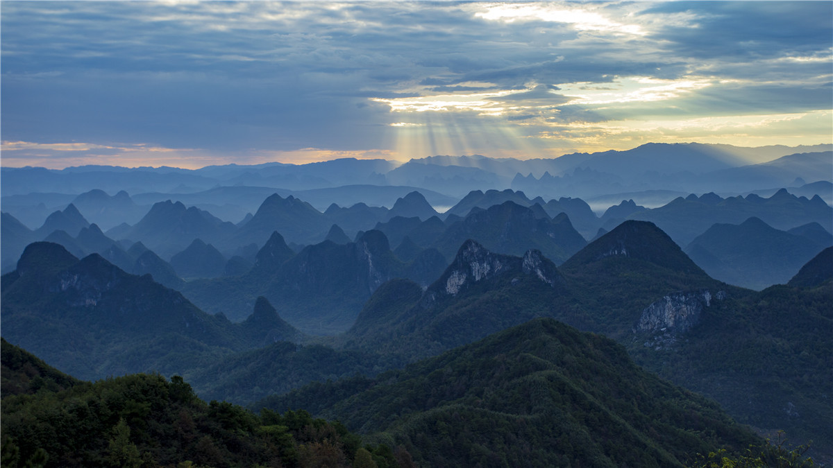 桂林变幻莫测绚丽多彩的尧山