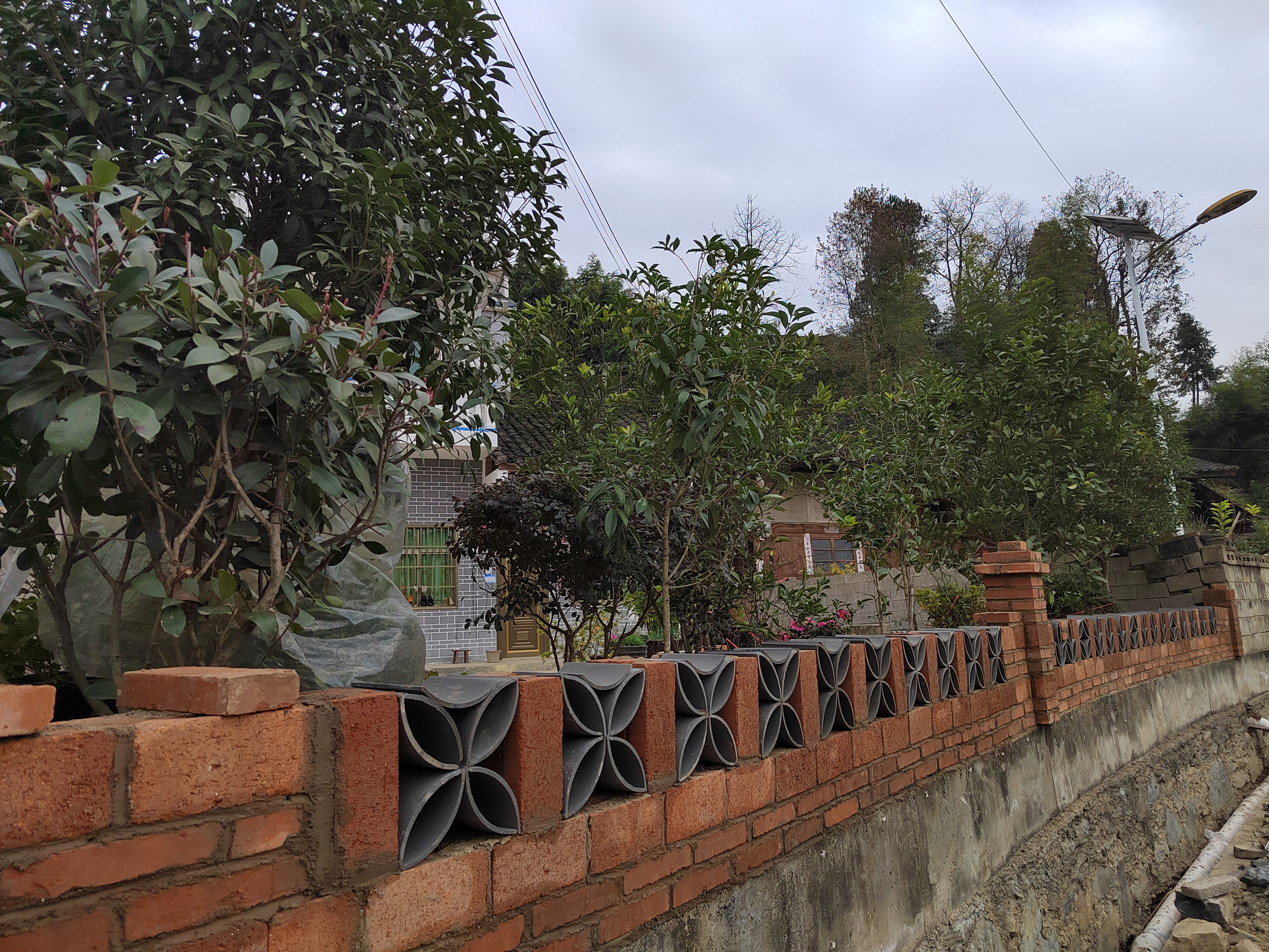 作业声轰轰作响,建筑工人们在工地有条不紊地忙碌着,画墙画,切矮墙,埋