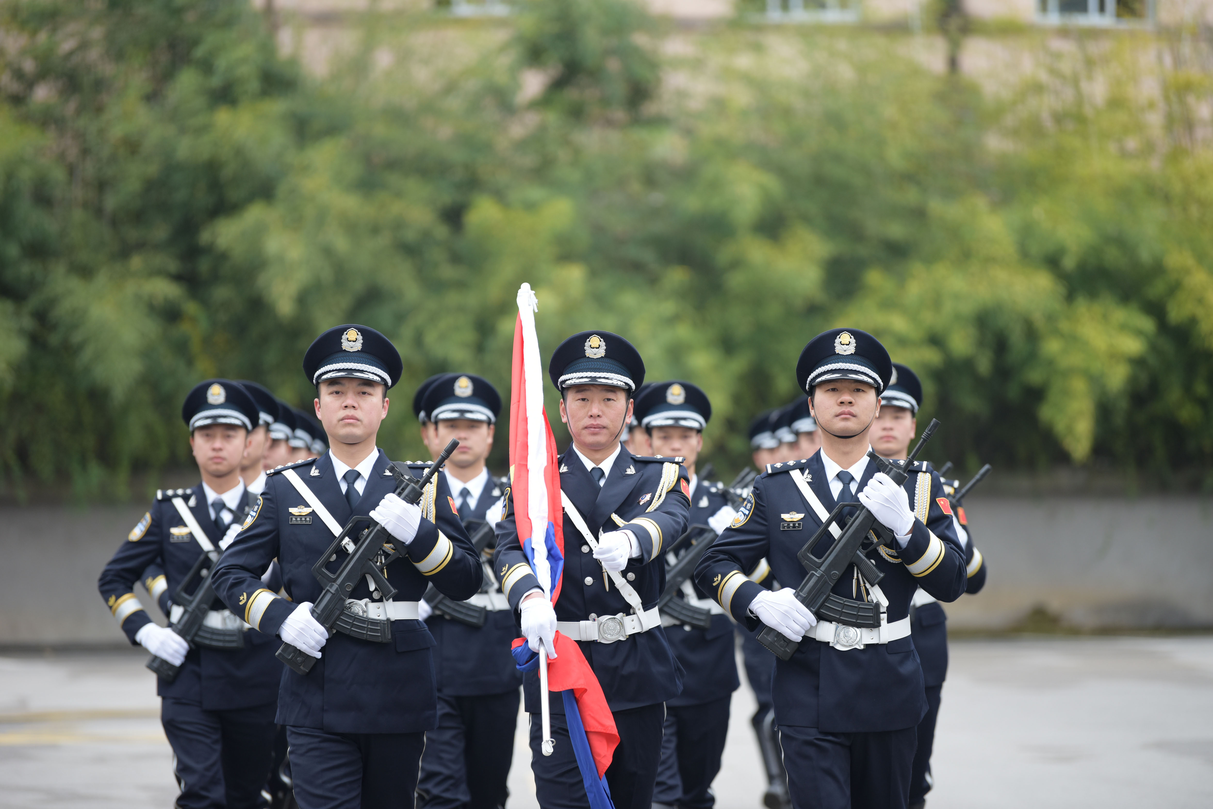 擎旗奋进踔厉奋发景德镇市公安局举行庆祝第二个中国人民警察节升警旗