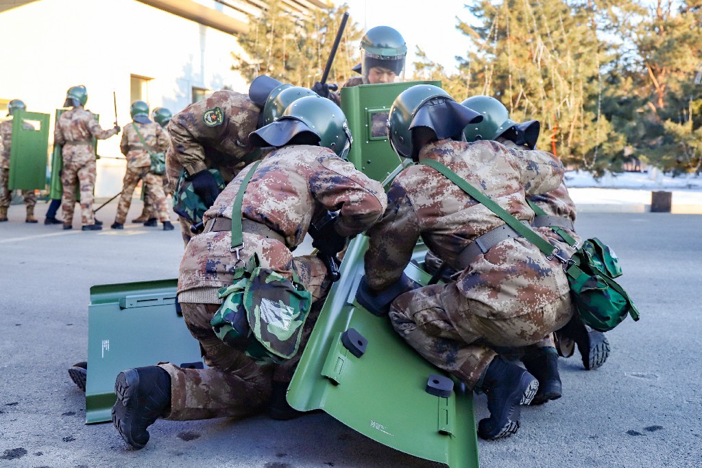 "演练现场,所有人员按照分组快速集结,防爆组队员携