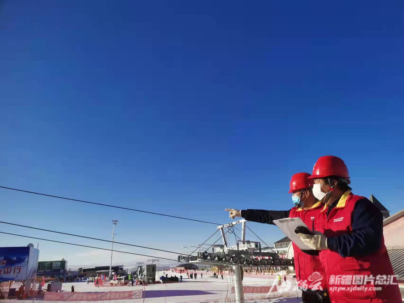 乌市供电部门开展滑雪场夜间特巡