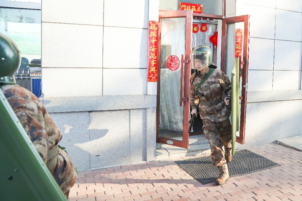 营门处突　春节期间他们始终枕戈待旦