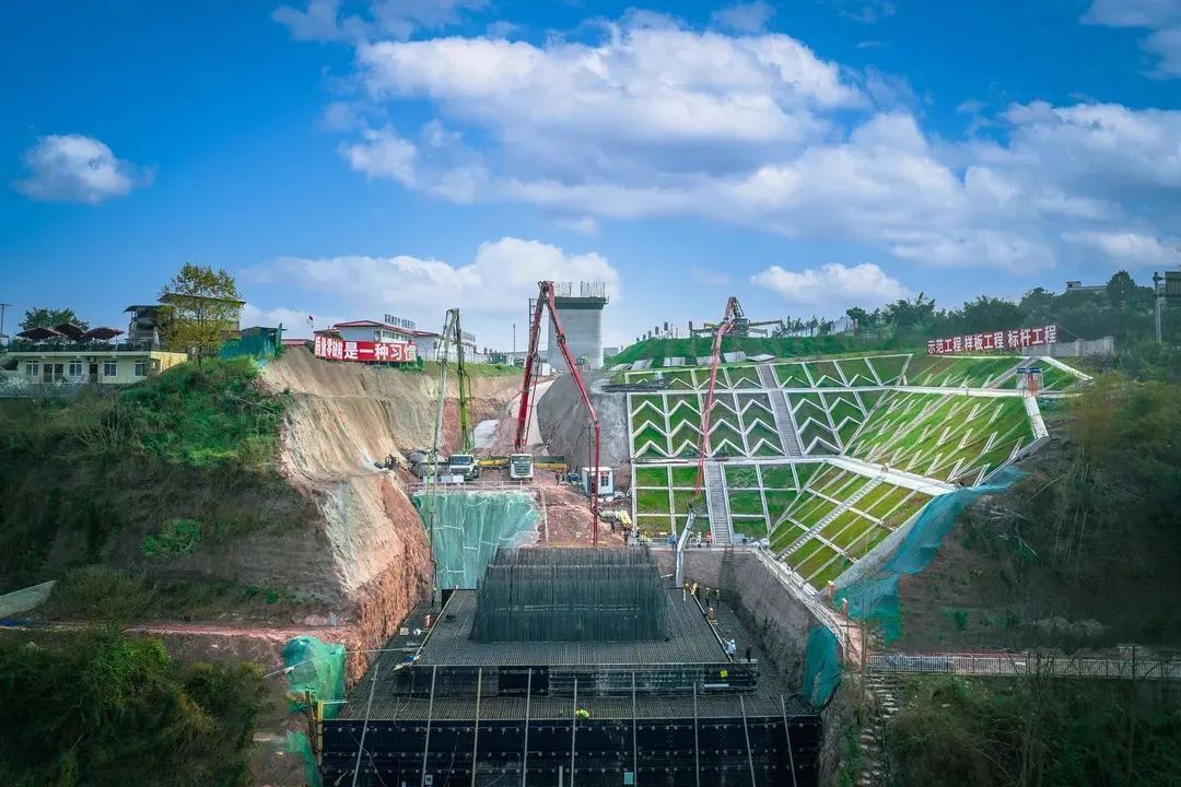 隆黄铁路泸州沱江特大桥主墩承台完成浇筑