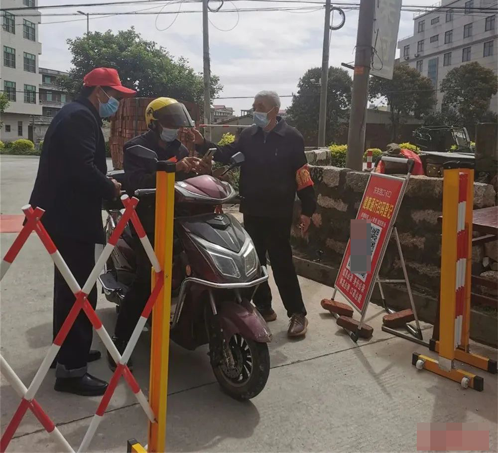 疫情防控灵川镇榜头村男女老少齐上阵共谱战疫志愿红