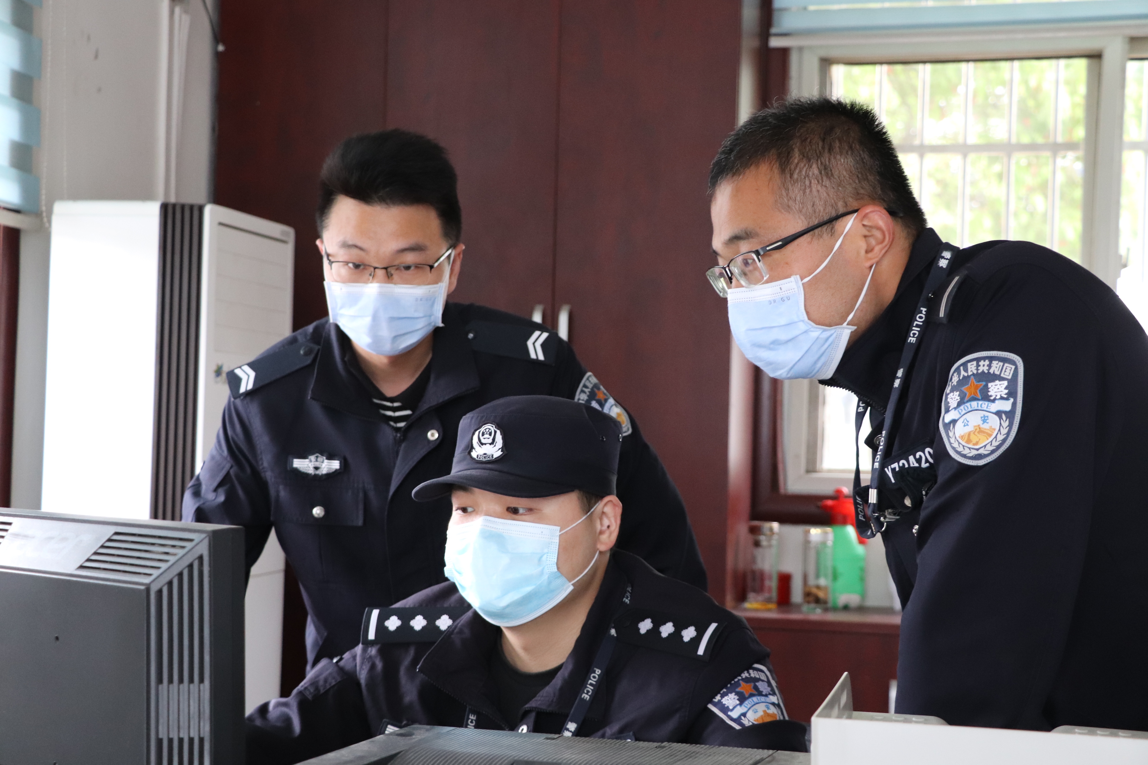 4月14日,记者来到颍州区公安分局阜临路派出所的时候,民警冯醒明正在
