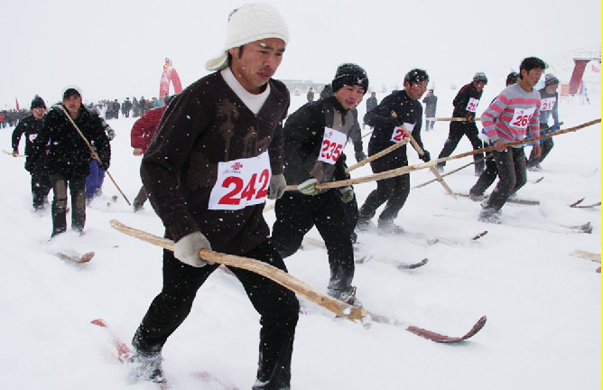 阿勒泰地区冰雪资源得天独厚,阿尔泰山地处北纬45°—47°世界滑雪