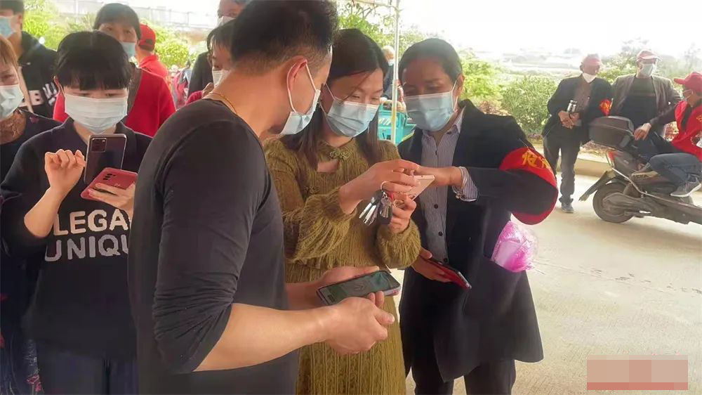 疫情防控灵川镇榜头村男女老少齐上阵共谱战疫志愿红