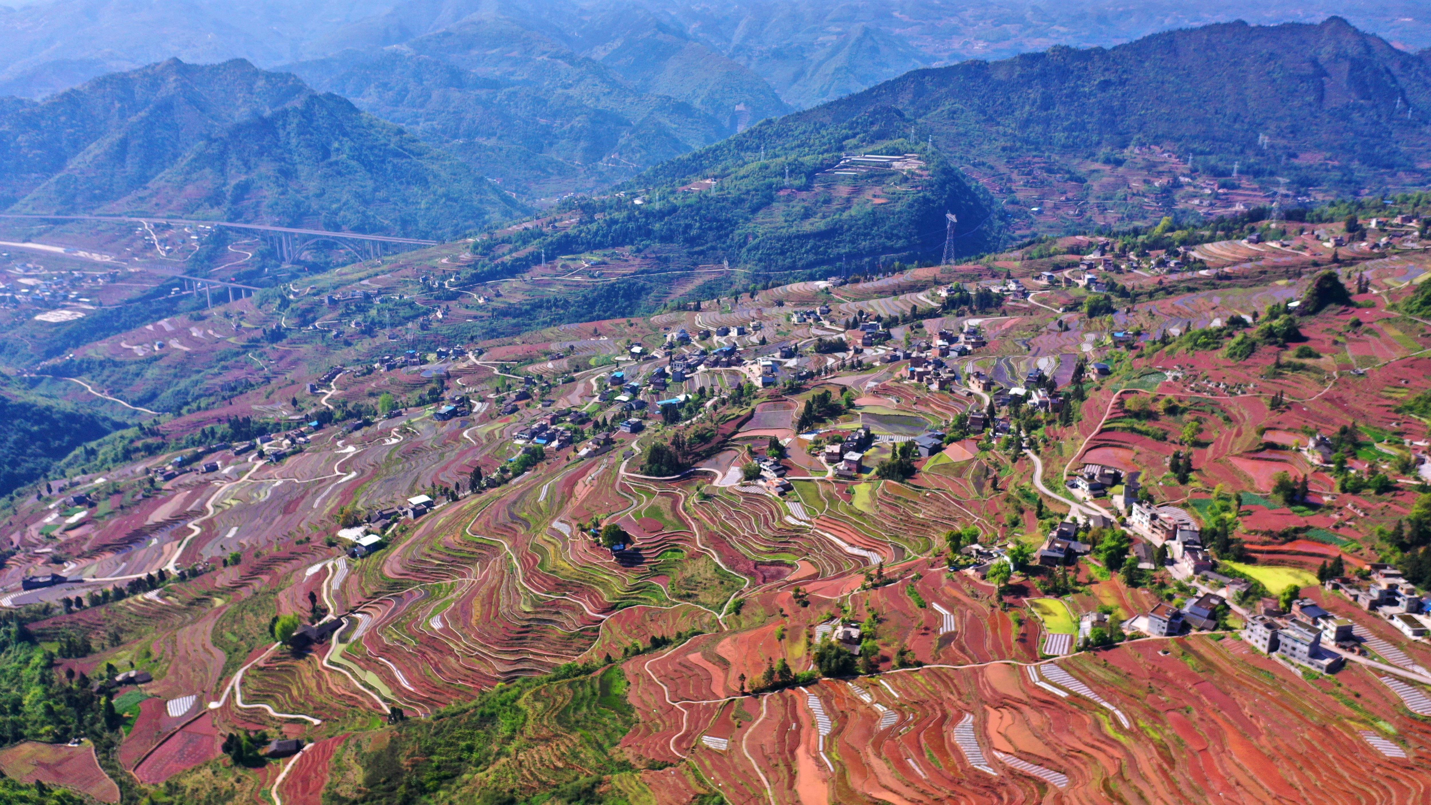 古蔺县万亩梯田春耕忙不负美景好时光