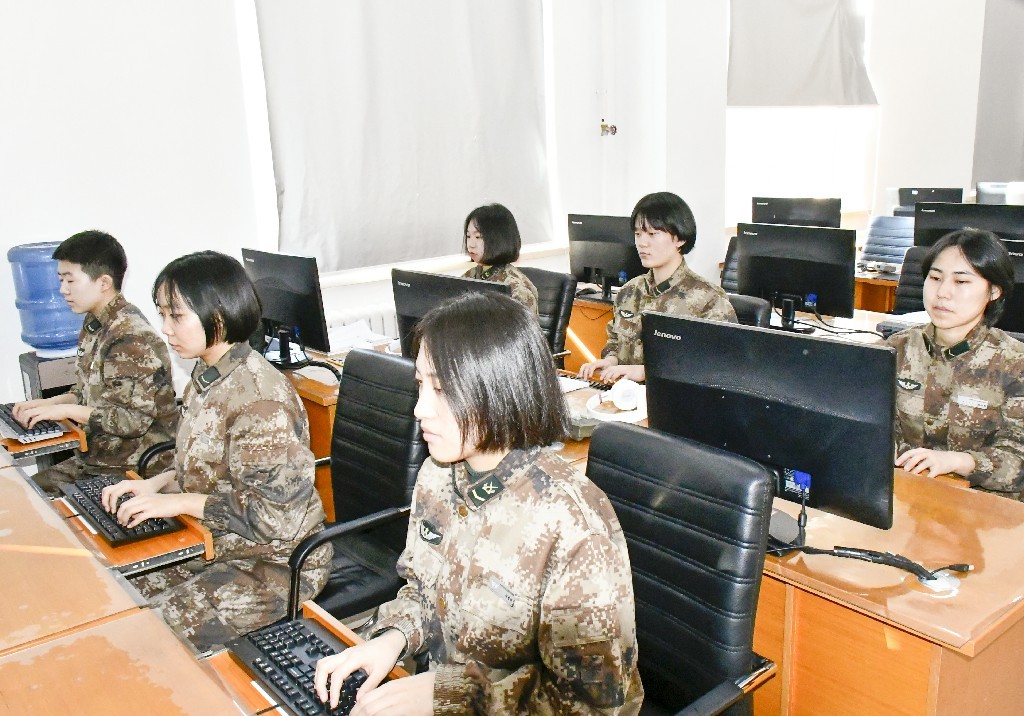 以及近千小时的专业训练,才会蜕变成一名合格的报务员