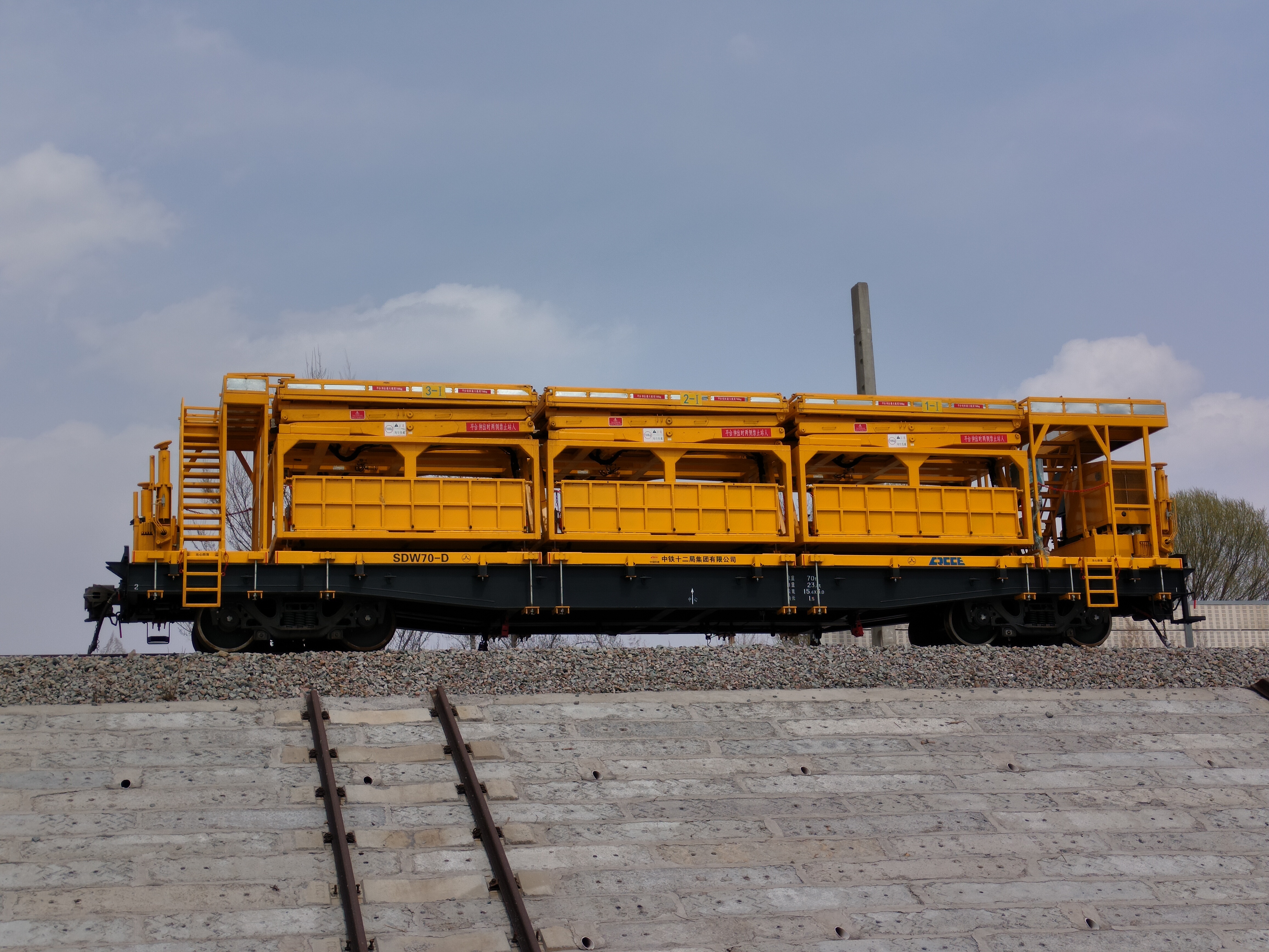 国内首例隧道维护多平台作业车在中铁十二局七公司承建的国能朔黄铁路